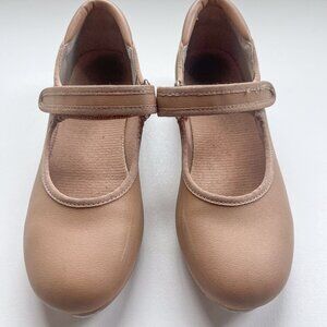 Linodes Velcro Closure Tan Girls Size 2 Tap Shoe